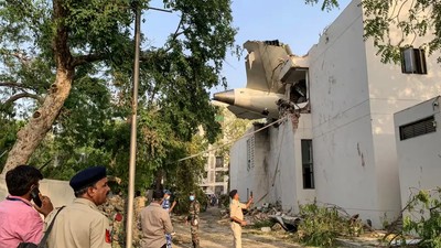 Hindistan’da yolcu uçağı düştü: 1 kişi uçaktan sağ kurtuldu, en az 265 kişi hayatını kaybetti