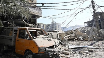 İsrail, Lübnan'ın güneyinde bir binayı bombaladı