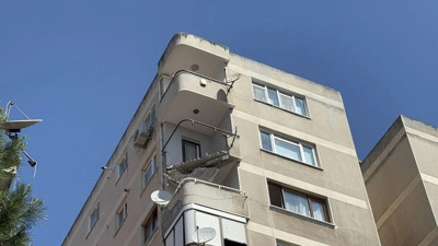 Maltepe'de panik dolu anlar! Bir binanın 8. katındaki balkon çöktü