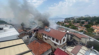Antalya'da Tarihi Kaleiçi'nde otel yangını paniği!