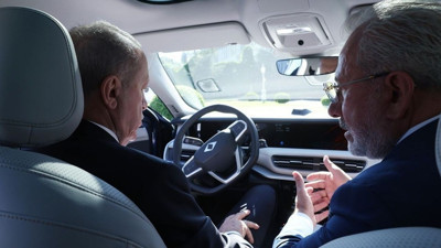 Togg T10F sahneye çıktı: Cumhurbaşkanı Erdoğan direksiyon başına geçti