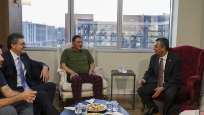 Özgür Özel'den Murat Emir'e ziyaret