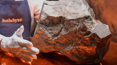 Kızıl gezegenin nadir parçası! Sotheby's Mars'tan gelen meteoru açık artırmaya çıkardı