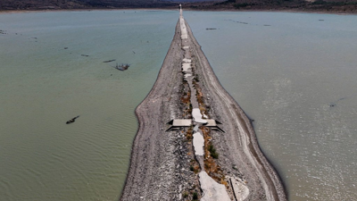 İzmir'de barajda su seviyesi düşünce eski İzmir-Çeşme kara yolu ortaya çıktı