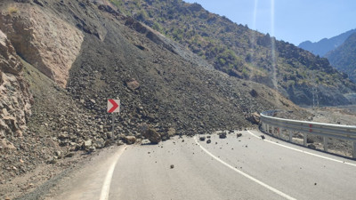 Artvin&rsquo;in Yusufeli il&ccedil;esinde heyelan: Yol ulaşıma kapandı