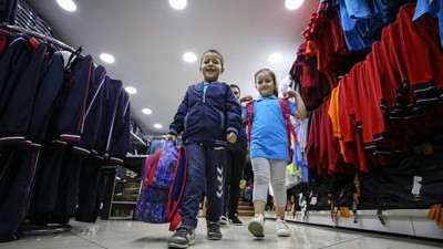 Okul kıyafeti alışverişi giyim sektörünü canlandırdı! Fiyatta rekabet avantajı öne çıkıyor