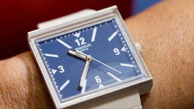 İsvi&ccedil;reli saat devi Swatch'tan Trump'a g&ouml;ndermeli &ouml;zel &uuml;r&uuml;n: Piyasaya &ccedil;ıktı, 2 g&uuml;nde t&uuml;kendi