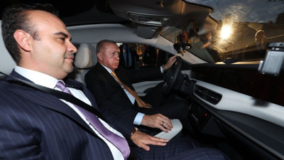 Yeni TOGG TF10 Cumhurbaşkanı Erdoğan’a teslim edildi! İlk deneme sürüşü yapıldı