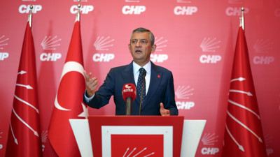 &Ouml;zg&uuml;r &Ouml;zel'den Erdoğan'a: Haysiyetin varsa "Kabataş İskelesi'nin &ouml;n&uuml;nde baş&ouml;rt&uuml;l&uuml; bacıma saldırdılar" dediğin g&ouml;r&uuml;nt&uuml;y&uuml; yayınla