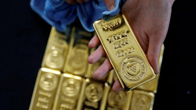 Altın zirveden kayıyor! Fed'den gelecek sürpriz faiz hamlesi beklentisi düşüş getirdi