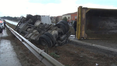 Büyükçekmece’de hafriyat kamyonu devrildi, E-5 trafiğe kapandı