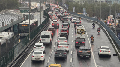 İstanbul'da haftanın ilk iş g&uuml;n&uuml;nde yağışın da etkisiyle trafik yoğunluğu y&uuml;zde 85'e &ccedil;ıktı (Video)