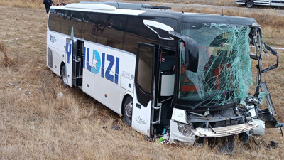 Sivas'ta TIR ile yolcu otob&uuml;s&uuml; &ccedil;arpıştı: &Uuml;&ccedil;&uuml; ağır 18 kişi yaralandı