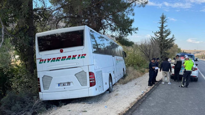 Yolcu otob&uuml;s&uuml; ile otomobil &ccedil;arpıştı: 4 kişi hayatını kaybetti