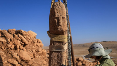 Karahantepe'de insan yüzlü T biçimli dikilitaş bulundu
