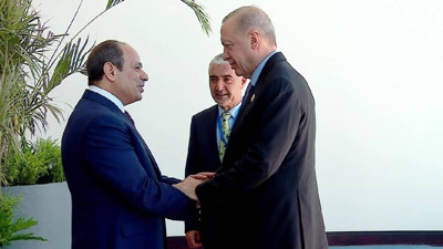 Erdoğan'ı taşıyan uçak önce pisti pas geçti, Kızıldeniz üzerinde bekledi, sonra havalimanına indi