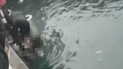 Kadıköy'de iskelede denize 4 kişi düştü! 1 kişi hayatını kaybetti