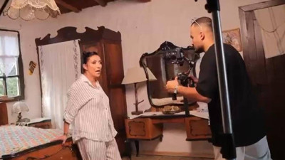 Şarkıcı G&uuml;ll&uuml; &ouml;lmeden 12 g&uuml;n &ouml;nce klip &ccedil;ekimi i&ccedil;in kamera karşısına ge&ccedil;miş: Kamera arkası g&ouml;r&uuml;nt&uuml;leri &ccedil;ıktı (Video)