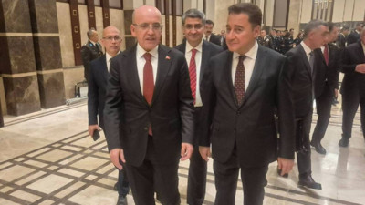 Bakan Mehmet Şimşek ile DEVA Partisi Genel Başkanı Ali Babacan, 29 Ekim resepsiyonunda bir araya geldi
