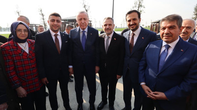 Rozetini Cumhurbaşkanı Erdoğan taktı: Bayrampaşa'da CHP'den istifa eden meclis üyesi AK Parti'ye geçti