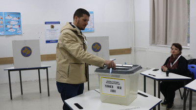 Kosova'da halk, yerel seçimin ikinci turu için sandık başında