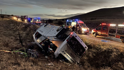 Afyonkarahisar'da yolcu otobüsü devrildi: 2 ölü, 21 yaralı
