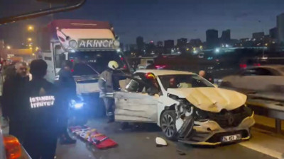 İstanbul'da zincirleme kaza: Trafik durdu, yaralılar var