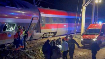 İspanya'da 2 hızlı tren raydan &ccedil;ıktı: 21 &ouml;l&uuml;, 100 yaralı