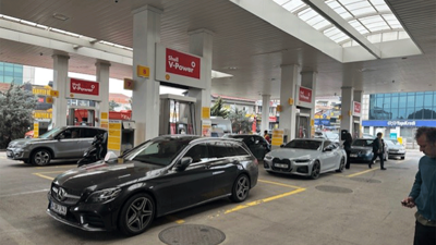 Akaryakıt istasyonlarında zam kuyruğu