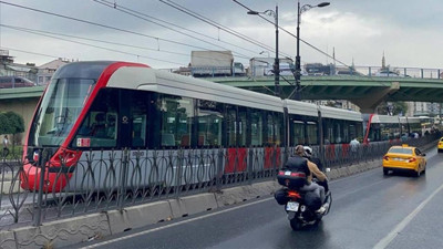 Emin&ouml;n&uuml;&rsquo;nde tramvay raydan &ccedil;ıktı, ulaşım aksadı