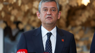 &Ouml;zg&uuml;r &Ouml;zel ara se&ccedil;im &ccedil;ağrısını yineledi: G&uuml;ndemimizde yok demek Anayasa'yı &ccedil;iğnemektir