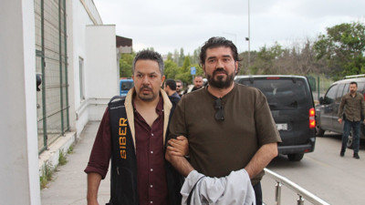 G&ouml;zaltına alınan Rasim Ozan K&uuml;tahyalı Adana&rsquo;ya getirildi! İşte ilk s&ouml;zleri
