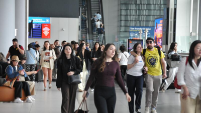 İstanbul Havalimanı'nda bayram d&ouml;n&uuml;ş&uuml; yoğunluğu yaşanıyor