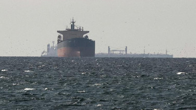H&uuml;rm&uuml;z Boğazı'nda bir tanker kaynağı bilinmeyen m&uuml;himmatla vuruldu