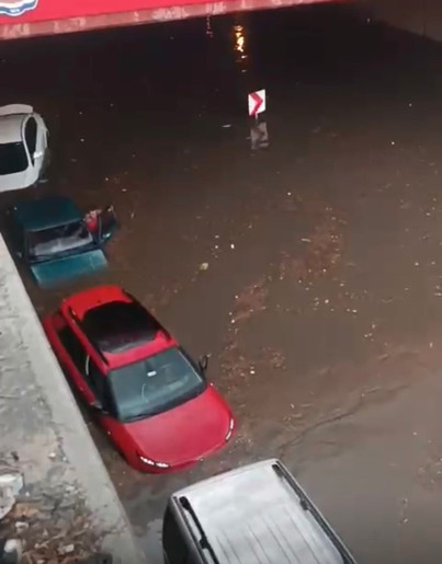 Denizli’de sağanak yağış: Yollar göle döndü, otobüsün üzerine ağaç devrildi - Resim : 4