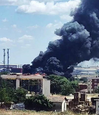 Gebze'de fabrika alev alev yandı: Bölgeye çok sayıda ekip sevk edildi - Resim : 1