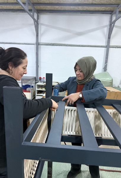 Ankara Hasanoğlan'da kurduğu tesisle 15 bin dolarlık ithal mobilyaya kafa tutuyor - Resim : 2