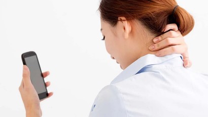 Akıllı telefonlar, gençlerde omurga problemlerini artırıyor