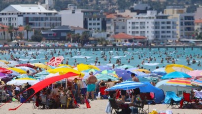 Çeşme'de plajlar doldu taştı, adım atacak yer kalmadı: Nüfus 1 milyonu geçti