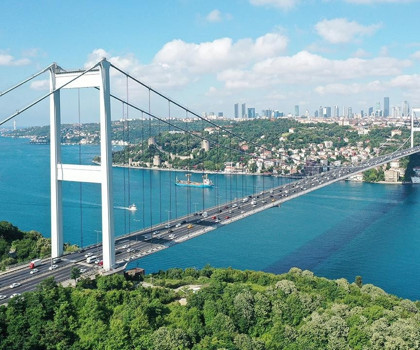 Köprüler yaptırdım satıp savmaya