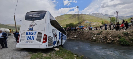 Bitlis'te yolcu otobüsü dereye devrildi: yaralılar var - Resim : 1