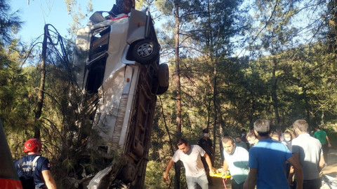 İzmir'de feci kaza: 8 ölü, 9 yaralı