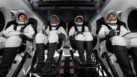 SpaceX, ISS’ye 3 astronot ve 1 kozmonot gönderdi