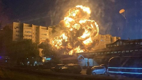 Rusya'da Su-34 tipi savaş uçağı kent merkezine düştü