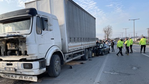 Sakarya'da otomobil park halindeki kamyona çarptı: 1 ölü