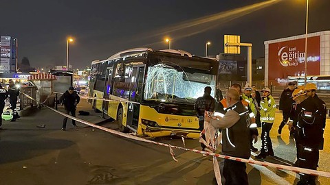 İstanbul'da İETT otobüsü minibüse çarptı: 1 ölü, 4 yaralı