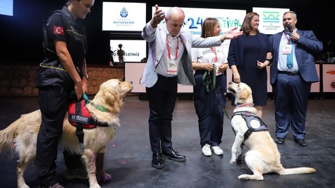 Depremde 31 kişinin hayatını kurtaran köpeklere kahramanlık madalyası