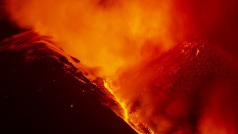 Etna Yanardağı'nda patlama: Uçuşlar durduruldu