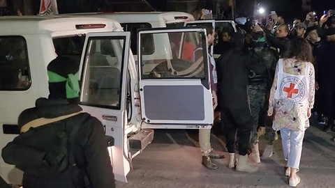 Hamas, 10 İsrailli esiri Kızılhaç'a teslim etti