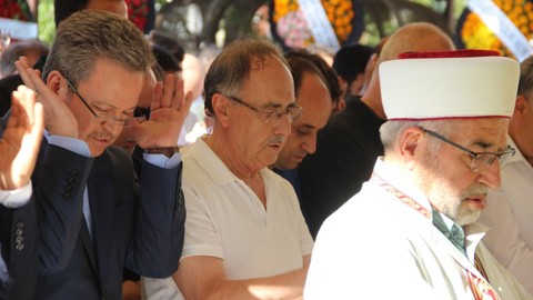 Eski Bakan Akçalı'nın acı günü